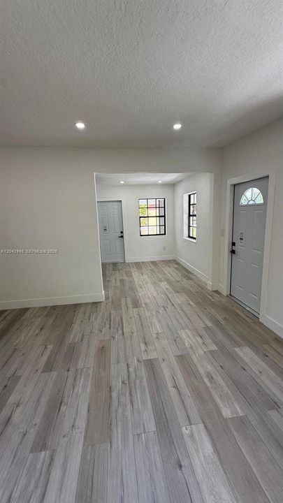 En Venta: $555,000 (4 camas, 2 baños, 1565 Pies cuadrados)