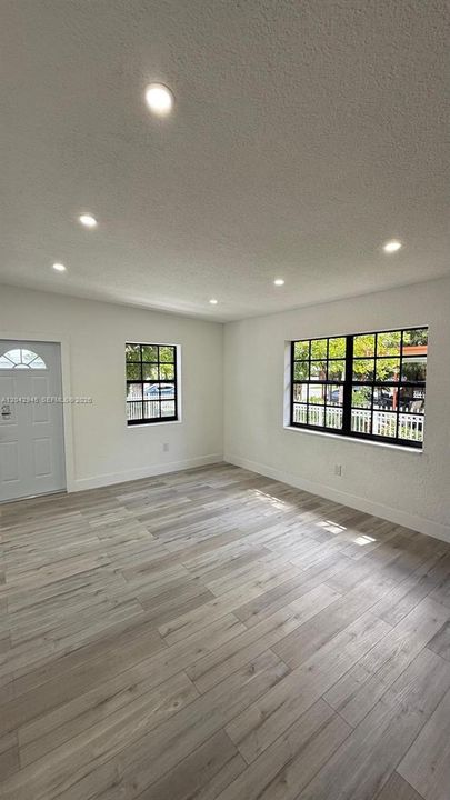En Venta: $555,000 (4 camas, 2 baños, 1565 Pies cuadrados)