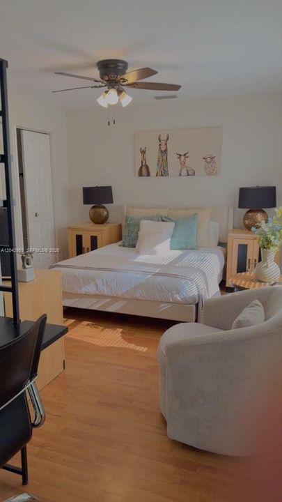 Bedroom w/pool access