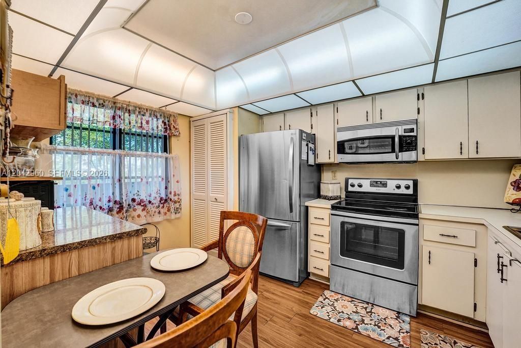 For Sale: $170,000 (2 beds, 2 baths, 1021 Square Feet)