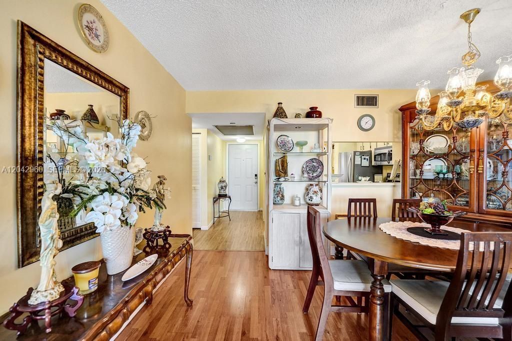 For Sale: $170,000 (2 beds, 2 baths, 1021 Square Feet)