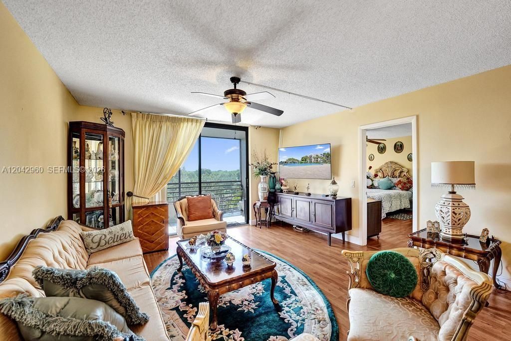For Sale: $170,000 (2 beds, 2 baths, 1021 Square Feet)