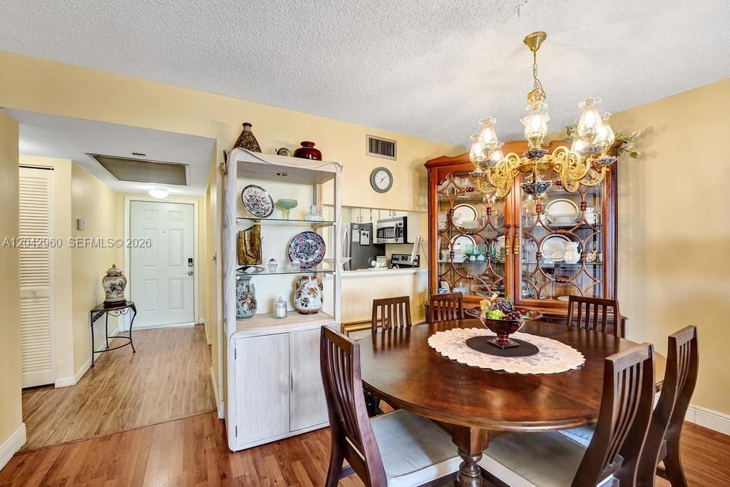 For Sale: $170,000 (2 beds, 2 baths, 1021 Square Feet)