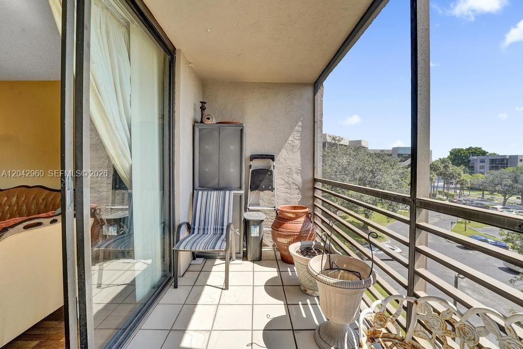 For Sale: $170,000 (2 beds, 2 baths, 1021 Square Feet)