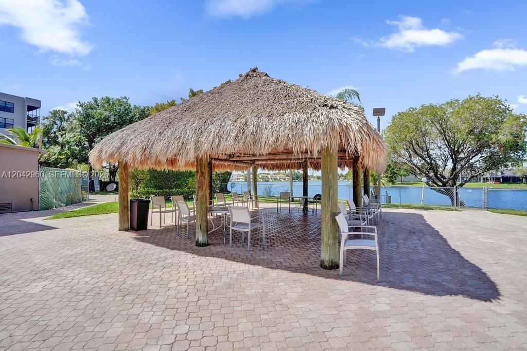 For Sale: $170,000 (2 beds, 2 baths, 1021 Square Feet)
