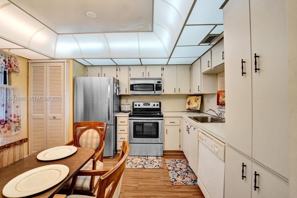 For Sale: $170,000 (2 beds, 2 baths, 1021 Square Feet)
