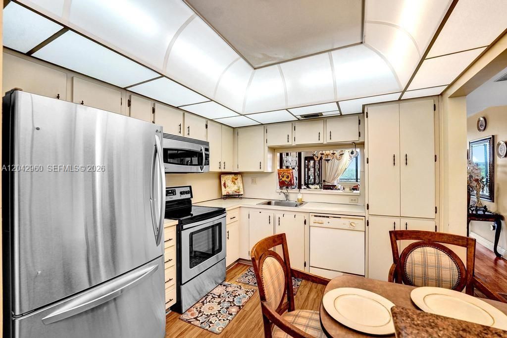 For Sale: $170,000 (2 beds, 2 baths, 1021 Square Feet)