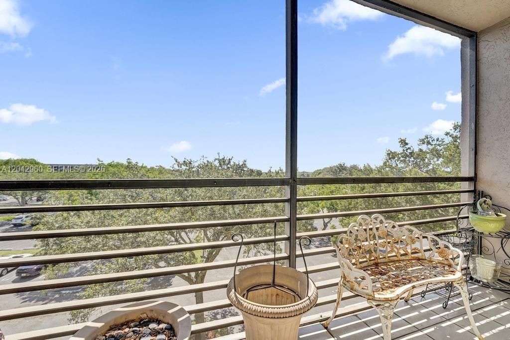 For Sale: $170,000 (2 beds, 2 baths, 1021 Square Feet)