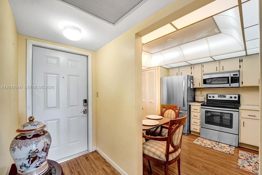 For Sale: $170,000 (2 beds, 2 baths, 1021 Square Feet)