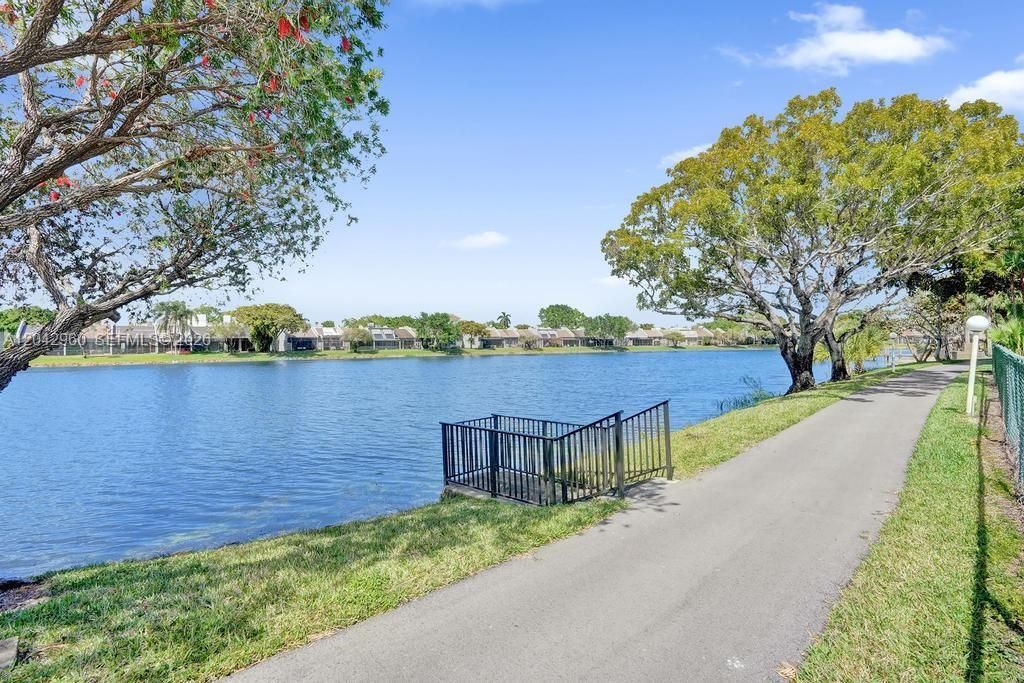 For Sale: $170,000 (2 beds, 2 baths, 1021 Square Feet)