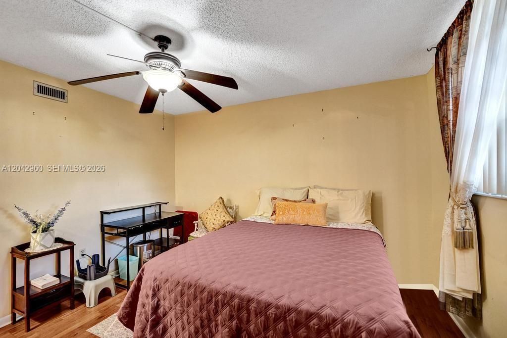 For Sale: $170,000 (2 beds, 2 baths, 1021 Square Feet)