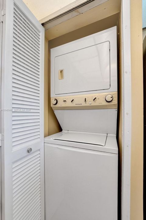 For Sale: $170,000 (2 beds, 2 baths, 1021 Square Feet)