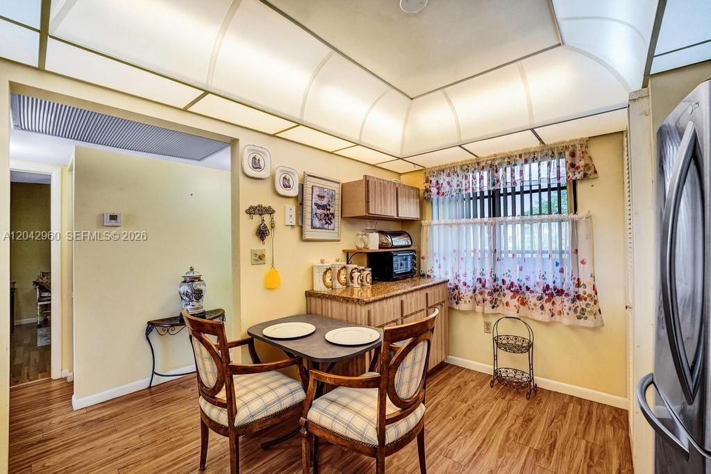 For Sale: $170,000 (2 beds, 2 baths, 1021 Square Feet)