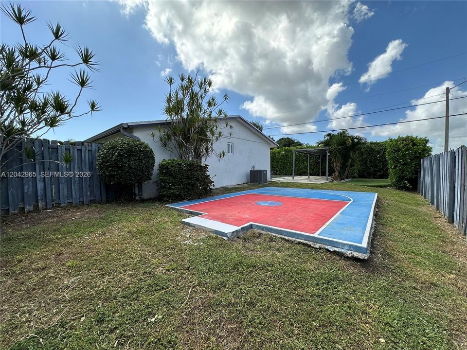 В аренду: $5,000 (4 спален, 3 ванн, 1703 Квадратных фут)