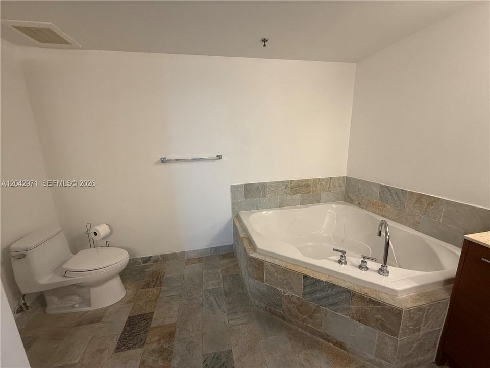 В аренду: $3,700 (3 спален, 3 ванн, 1570 Квадратных фут)