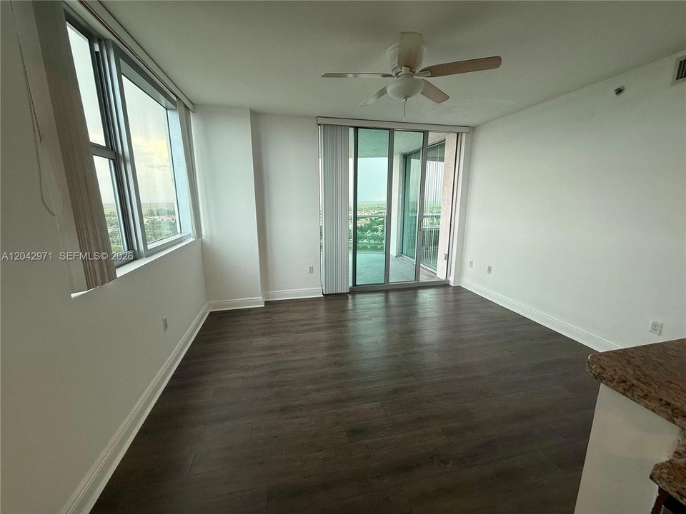 В аренду: $3,700 (3 спален, 3 ванн, 1570 Квадратных фут)