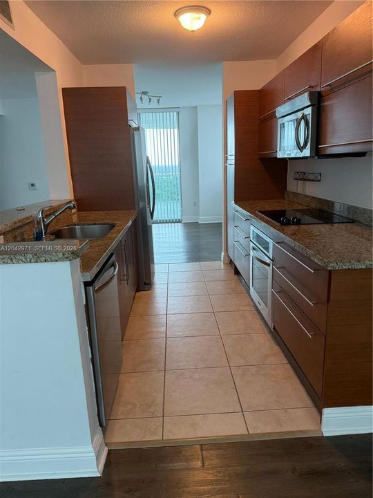 В аренду: $3,700 (3 спален, 3 ванн, 1570 Квадратных фут)