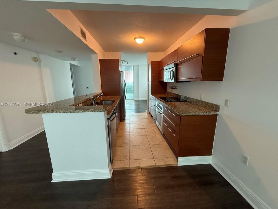 В аренду: $3,700 (3 спален, 3 ванн, 1570 Квадратных фут)