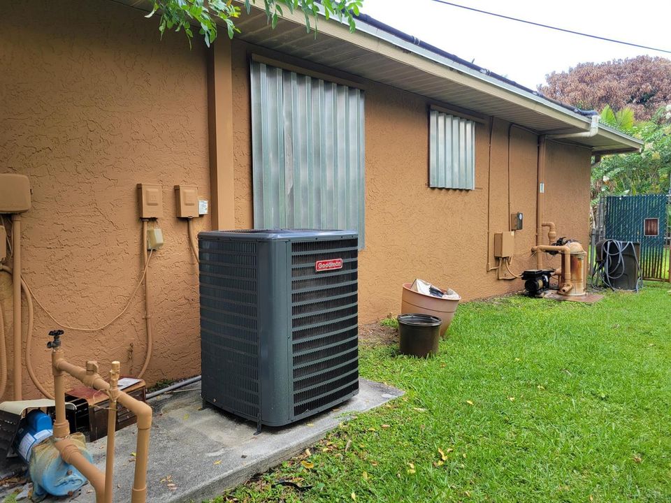 Garage side (Right) side yard