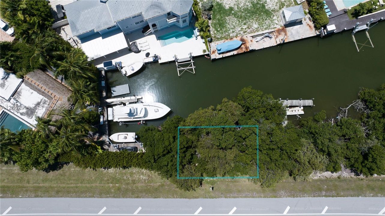 Add'l nearby canal front lot 30 ft x 20 ft