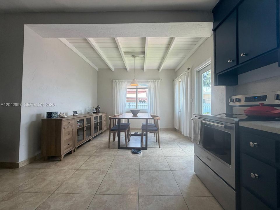 В аренду: $3,400 (3 спален, 1 ванн, 1344 Квадратных фут)