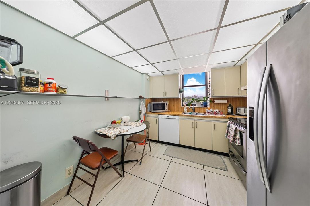 На продажу: $285,000 (2 спален, 2 ванн, 1360 Квадратных фут)