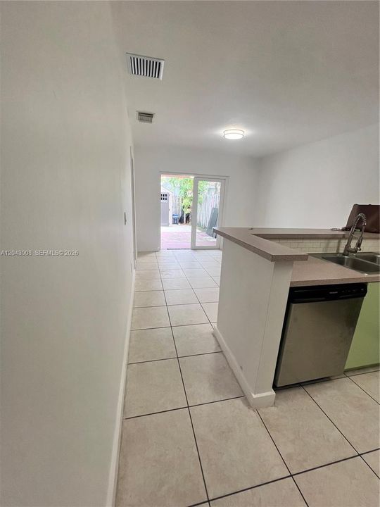 В аренду: $1,700 (1 спален, 1 ванн, 1468 Квадратных фут)