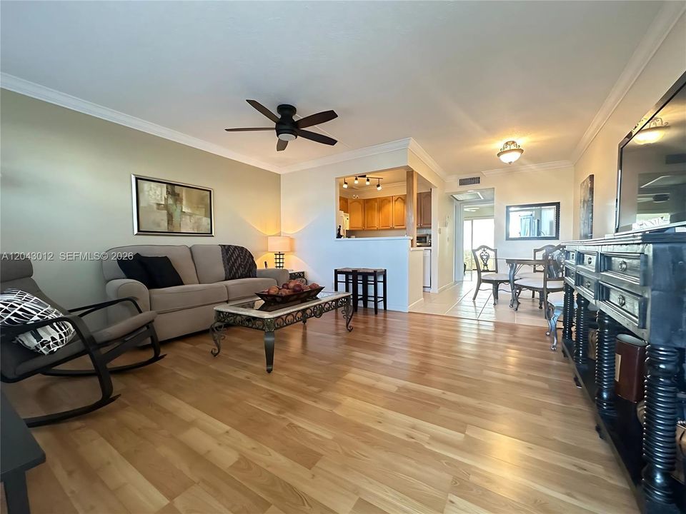 For Sale: $99,000 (1 beds, 1 baths, 585 Square Feet)