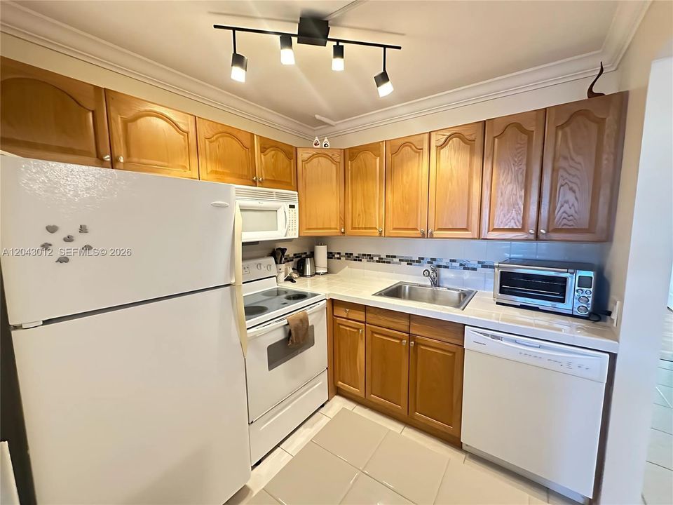 For Sale: $99,000 (1 beds, 1 baths, 585 Square Feet)