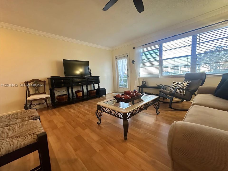 For Sale: $99,000 (1 beds, 1 baths, 585 Square Feet)