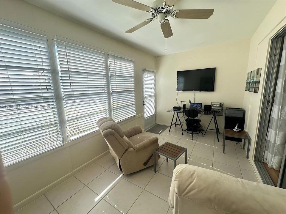 For Sale: $99,000 (1 beds, 1 baths, 585 Square Feet)