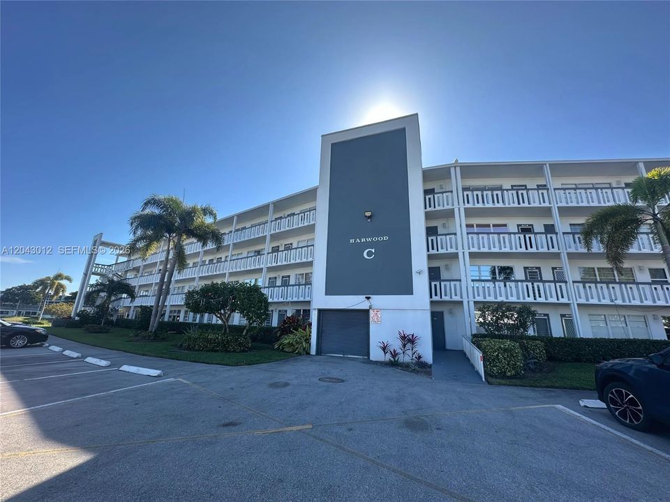 For Sale: $99,000 (1 beds, 1 baths, 585 Square Feet)