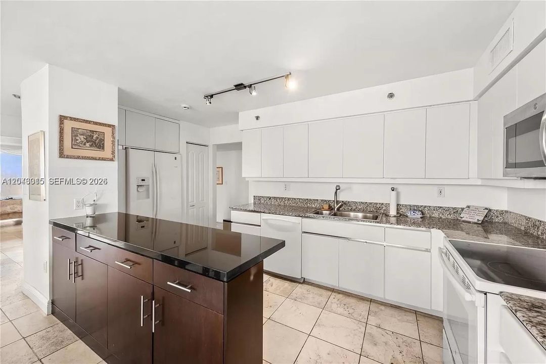 En Renta: $8,999 (3 camas, 2 baños, 2005 Pies cuadrados)