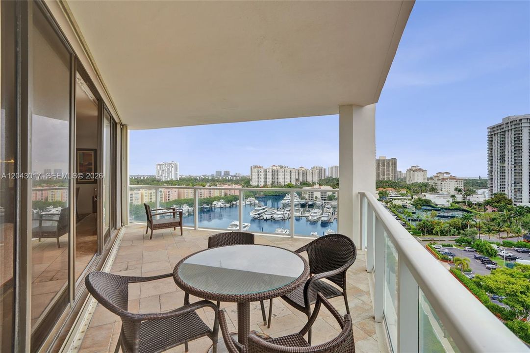На продажу: $895,000 (2 спален, 2 ванн, 2360 Квадратных фут)