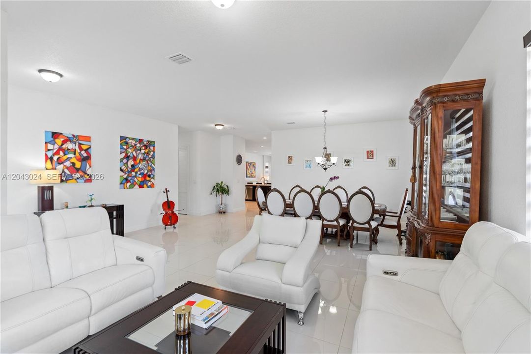 En Renta: $6,490 (4 camas, 3 baños, 2630 Pies cuadrados)