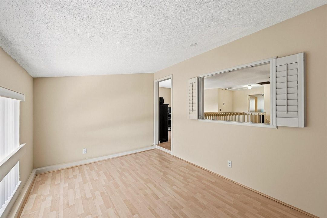28_bedroom