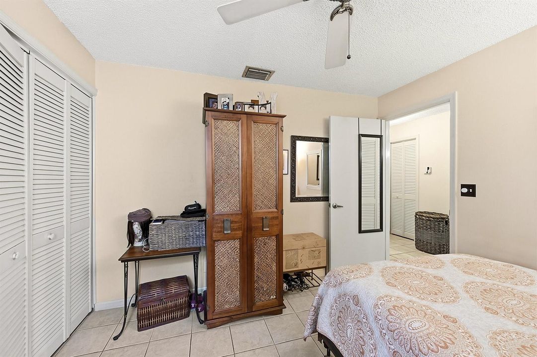 22_bedroom