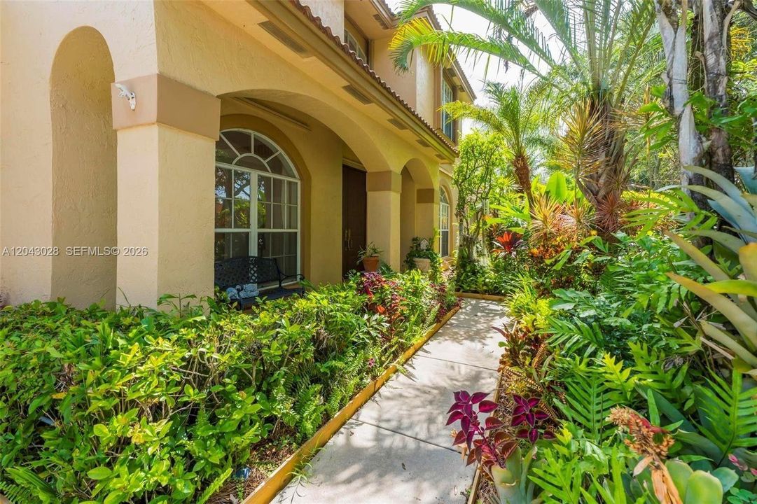 Под контрактом: $1,100,000 (5 спален, 2 ванн, 3008 Квадратных фут)