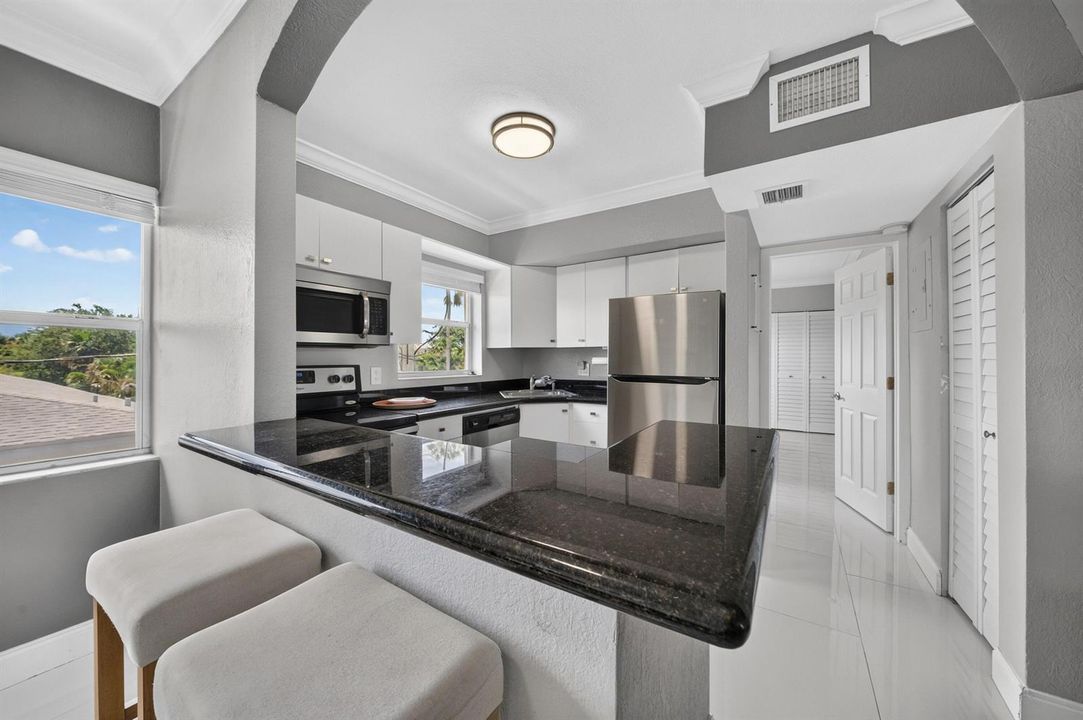 010-027-KitchenBreakfast Bar-4000x2662