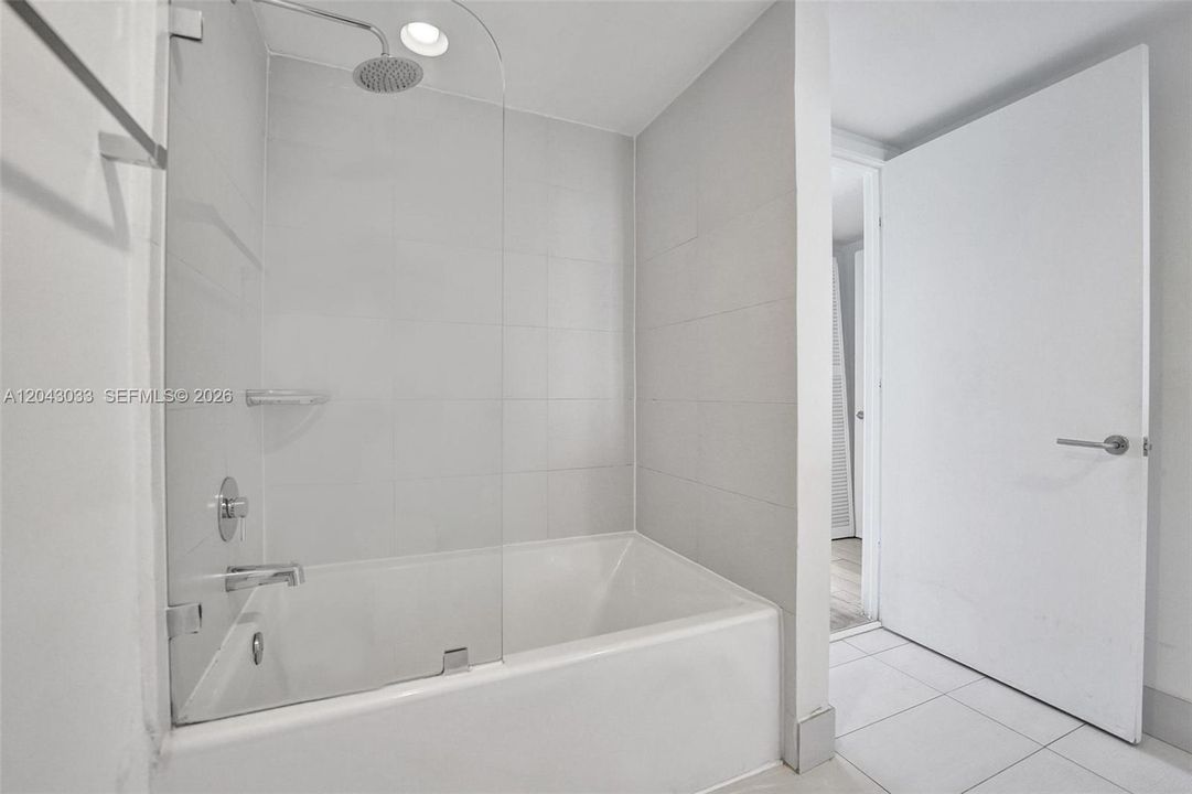 На продажу: $329,000 (2 спален, 2 ванн, 1028 Квадратных фут)