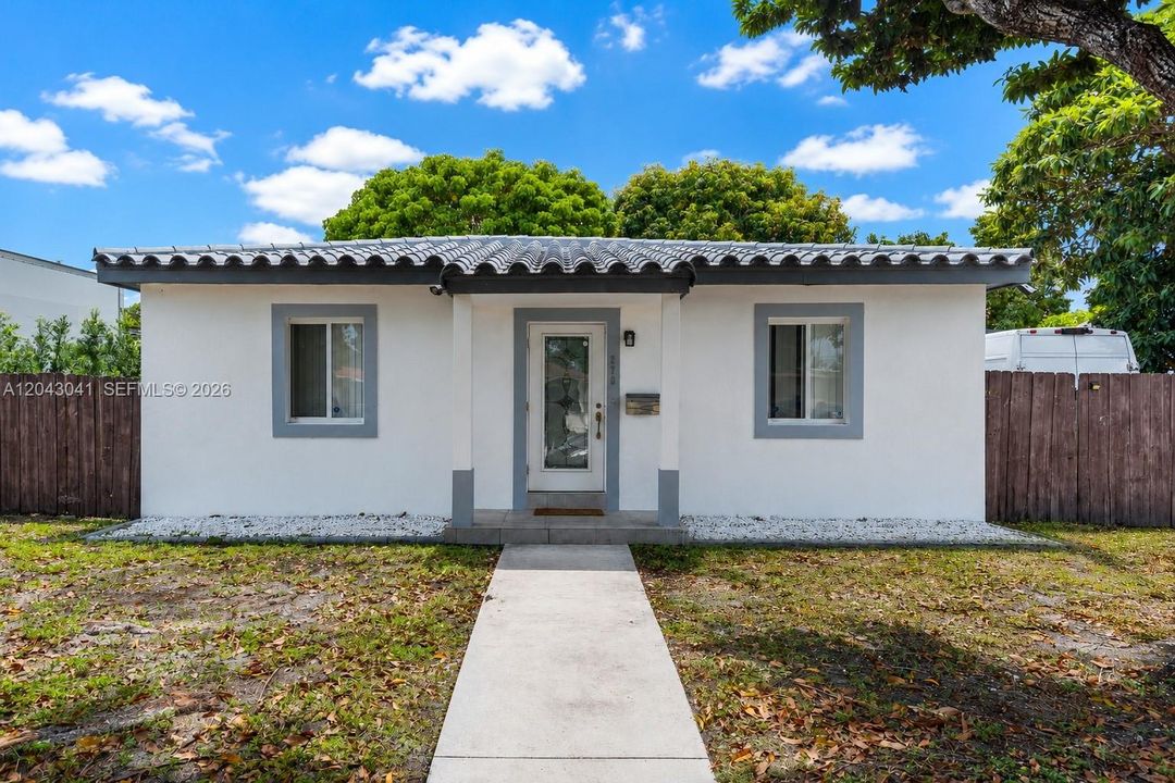 En Venta: $680,000 (3 camas, 2 baños, 1227 Pies cuadrados)