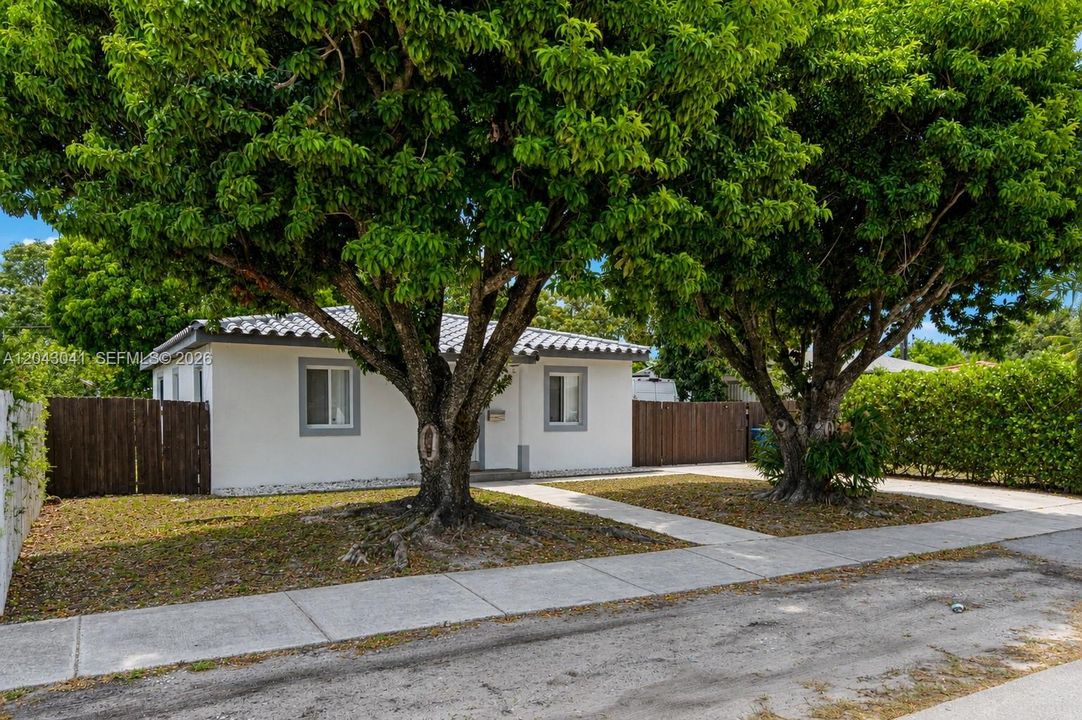 En Venta: $680,000 (3 camas, 2 baños, 1227 Pies cuadrados)