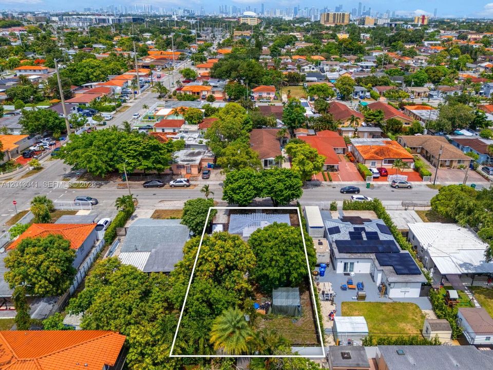 En Venta: $680,000 (3 camas, 2 baños, 1227 Pies cuadrados)