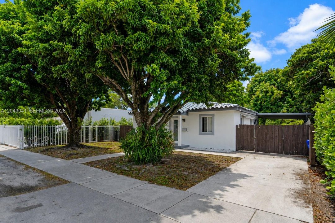En Venta: $680,000 (3 camas, 2 baños, 1227 Pies cuadrados)