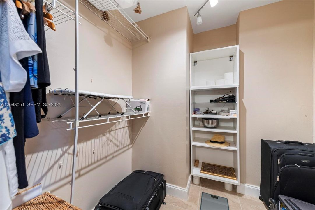 For Rent: $2,100 (1 beds, 1 baths, 1005 Square Feet)