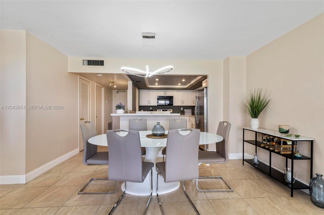 For Rent: $2,100 (1 beds, 1 baths, 1005 Square Feet)