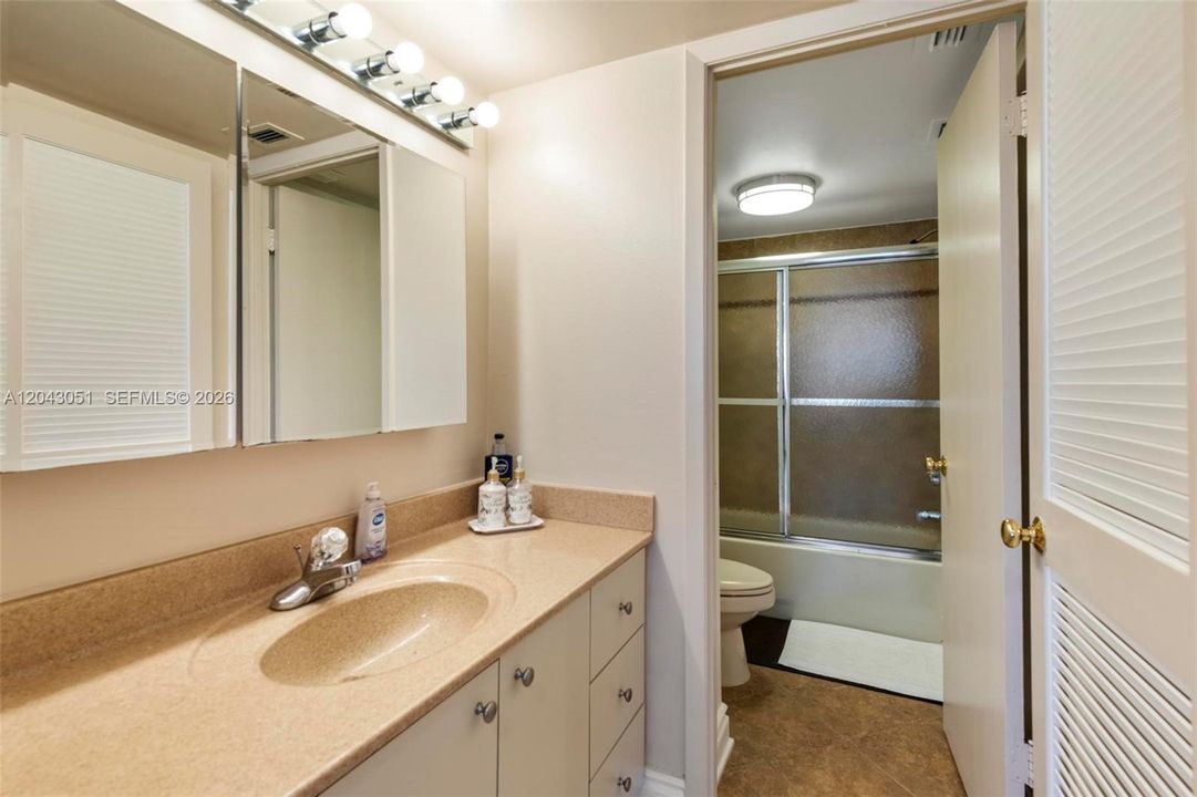 For Rent: $2,100 (1 beds, 1 baths, 1005 Square Feet)