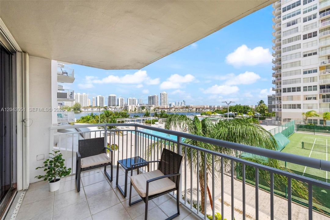 For Rent: $2,100 (1 beds, 1 baths, 1005 Square Feet)