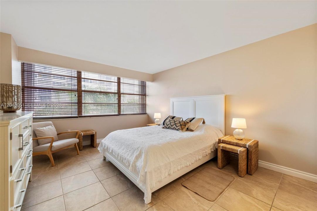 For Rent: $2,100 (1 beds, 1 baths, 1005 Square Feet)