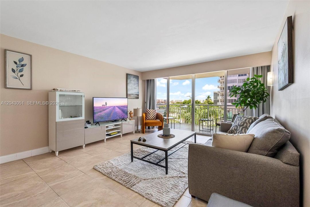 For Rent: $2,100 (1 beds, 1 baths, 1005 Square Feet)